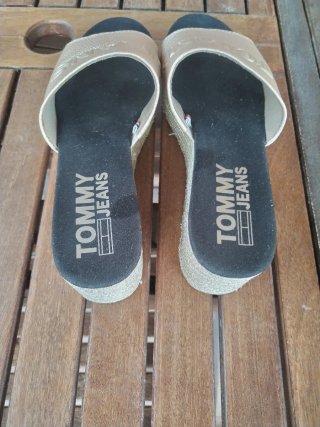 Sandalias cuña Tommy Jeans Doradas marca original