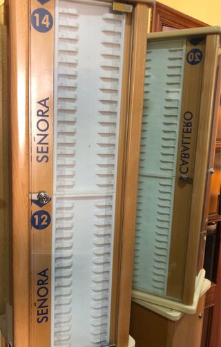 Vitrina expositora para correas