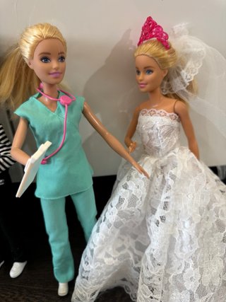 Lote de muñecas y ropa Barbie
