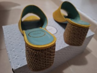 Sandalias tacón amarillo talla 38