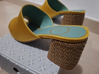 Sandalias tacón amarillo talla 38