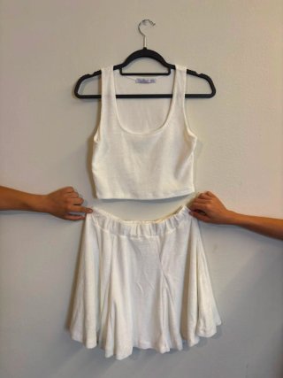 Lote 4 prendas: 2 vestidos y 2 conjuntos.