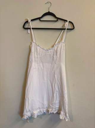 Lote 4 prendas: 2 vestidos y 2 conjuntos.