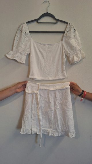 Lote 4 prendas: 2 vestidos y 2 conjuntos.