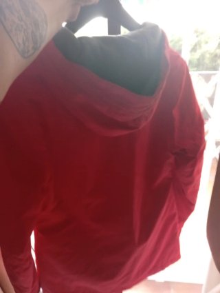 Chaqueta roja con capucha