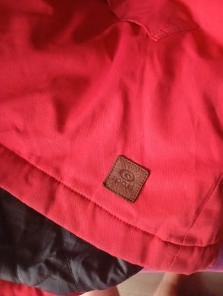 Chaqueta roja con capucha