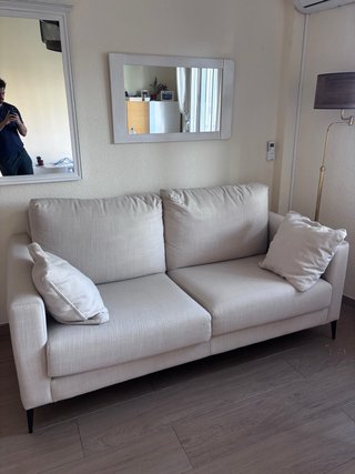 Sofá de tela beige
