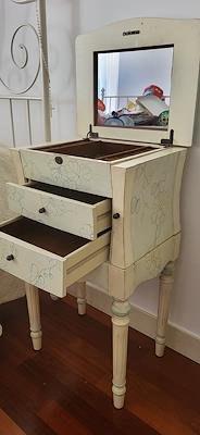 Tocador joyero de madera pequeño.