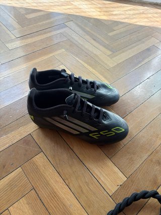 Botas fútbol niño Adidas F50 Talla 33.5