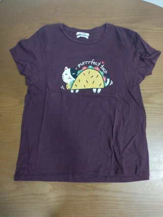 Camiseta Pull&Bear morada con gato y taco