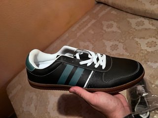 Zapatillas deportivas rojas y negras