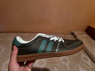 Zapatillas deportivas rojas y negras