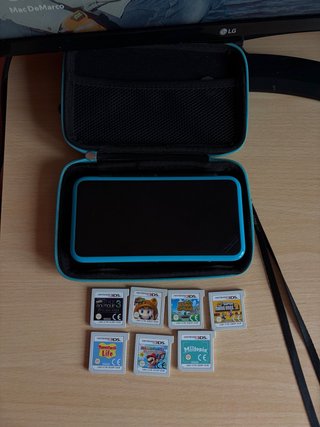 Nintendo 2DS XL Negra y Azul con cargador.