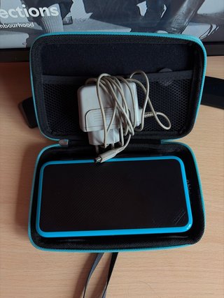 Nintendo 2DS XL Negra y Azul con cargador.