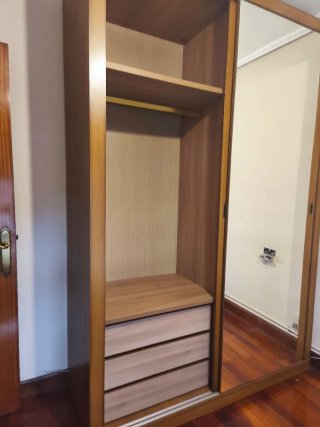 Armario de madera con puertas de espejo