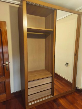 Armario de madera con puertas de espejo