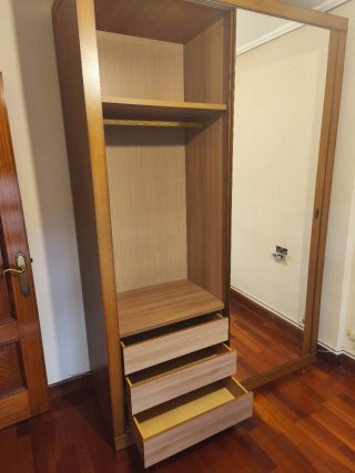 Armario de madera con puertas de espejo