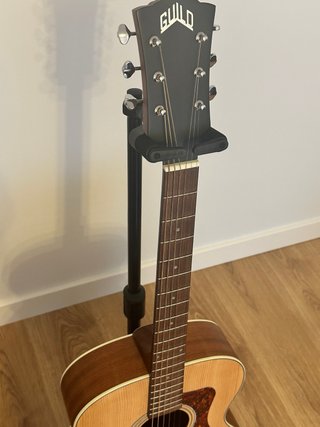 Guild OM-240E Guitarra Acústica