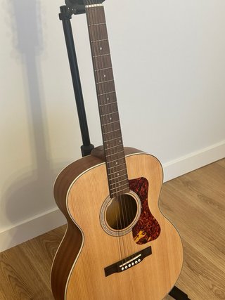 Guild OM-240E Guitarra Acústica