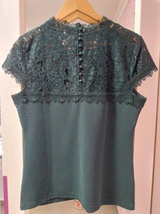 Jersey verde con encaje