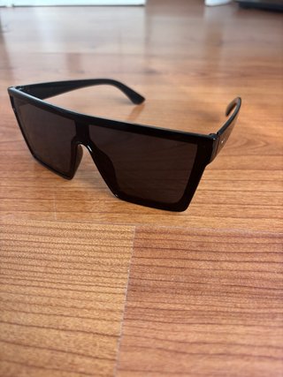 Gafas de sol negras rectangulares