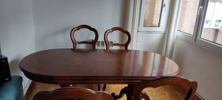 Mesa Comedor Castaño + 5 Sillas Tapizadas Moradas