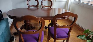 Mesa Comedor Castaño + 5 Sillas Tapizadas Moradas