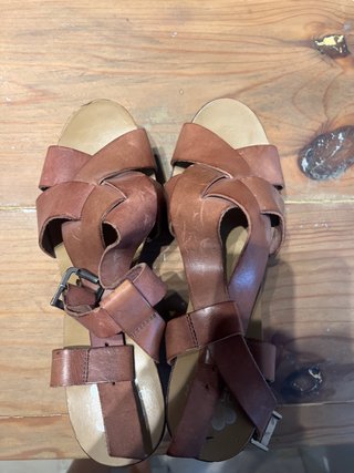 Sandalias tacón marrón