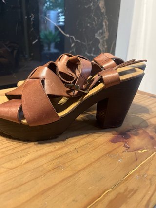 Sandalias tacón marrón