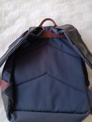 Mochila azul y negra con bolsillo frontal