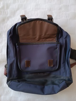 Mochila azul y negra con bolsillo frontal