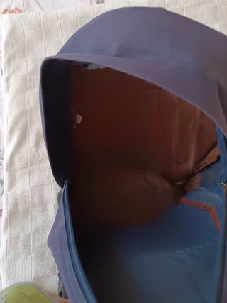 Mochila azul y negra con bolsillo frontal