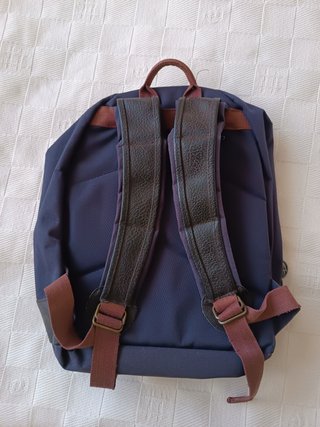 Mochila azul y negra con bolsillo frontal