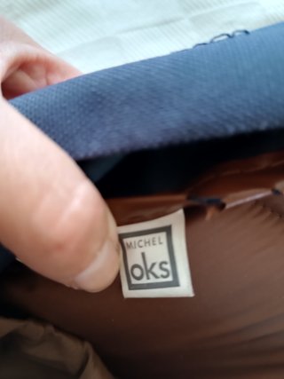 Mochila azul y negra con bolsillo frontal