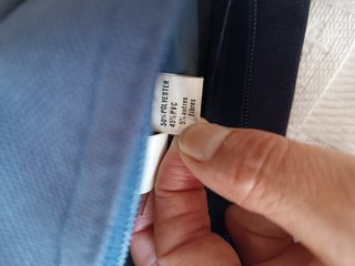 Mochila azul y negra con bolsillo frontal