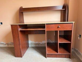 Escritorio de madera marrón