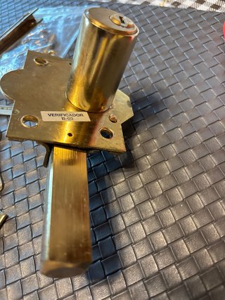 Cerrojo FAC Dorado con Llaves y Tornillos