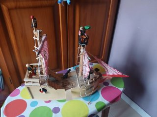 Barco pirata de madera con figuras