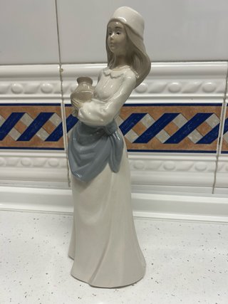 Figura porcelana mujer con jarrón