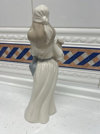 Figura porcelana mujer con jarrón
