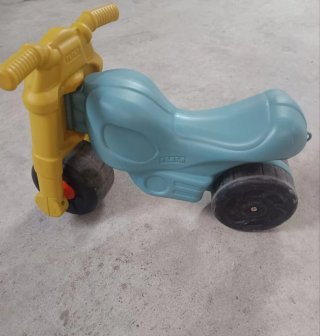 Moto infantil azul y amarilla