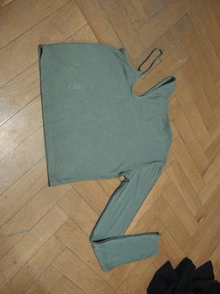 Camiseta verde asimétrica sin manga