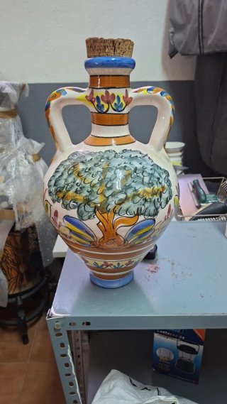 Botijo de cerámica ornamental
