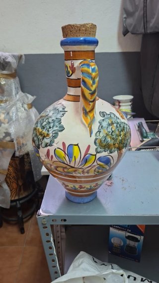 Botijo de cerámica ornamental
