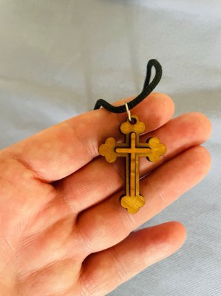 Cruz gótica de madera para colgante