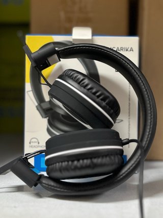 Auriculares plegables negros y blancos