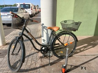 Bicicleta de señora con inflador. 610472769