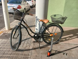 Bicicleta de señora con inflador. 610472769