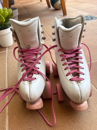 Patines de 4 ruedas blancos y rosas