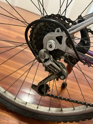 Bicicleta de morada y plateada